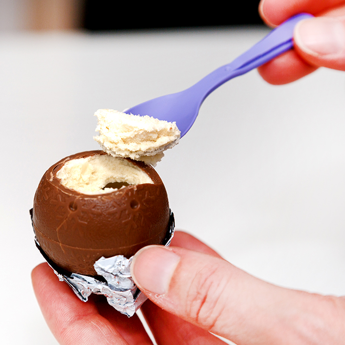 Milka Snow Balls 4 ks čokoládové vajíčko ORIGINAL - s lžičkou